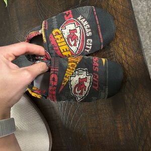 Kansas City Chiefs Kids Slippers - Black and Red